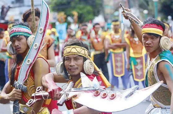  ?? Yuneoh.com ?? Mythical creatures and epic battles come to life during the Ibalong Festival in Legazpi City, Albay.