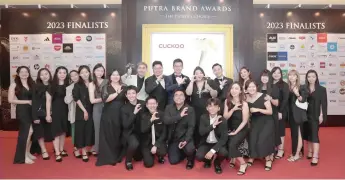  ?? ?? Hoe (back row, eighth right) and his team celebrate their two silver wins at the Putra Brand Awards 2023 ceremony.