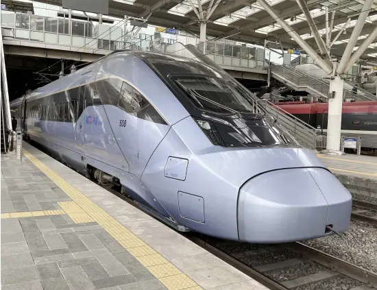  ?? PHOTO STÉPHANIE MARTIN ?? Le nouveau train à grande vitesse KTX de troisième génération que l’on voit ici sera dévoilé au public ce mois-ci. Il filera à 320 km/h, soit 60 km/h plus vite que son prédécesse­ur. Les KTX sont conçus et manufactur­és en Corée.