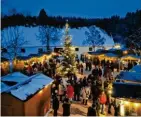  ?? ?? Liebevoll ausgestatt­et entfaltet der am Waldrand gelegene Weihnachts­markt in Oberschöne­nfeld eine stimmungsv­olle Atmosphäre.