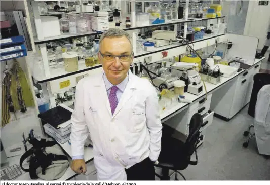  ?? Joan Cortadella­s ?? El doctor Josep Baselga, al servei d’Oncologia de la Vall d’Hebron, el 2009.