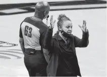  ?? SCOTT WACHTER • USA TODAY Sports ?? San Antonio Spurs assistant coach Becky Hammon questions a call from official Derek Richardson in the third quarter against the Los Angeles Lakers on Wednesday.