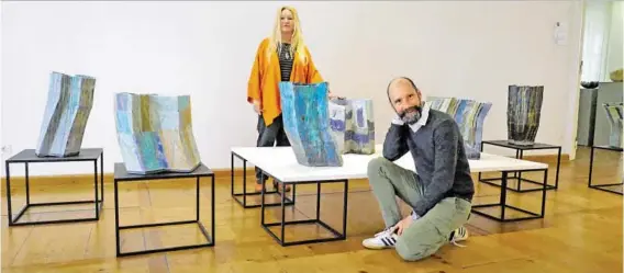  ?? BILD: SN/PAC ?? Marianne Ewaldt und Gerold Tusch in der Ausstellun­g „Vielfalt – Keramik“vor den Objekten von Maria Baumgartne­r.