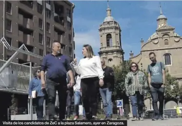  ?? ?? Visita de los candidatos de ZeC a la plaza Salamero, ayer en Zaragoza.