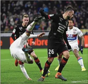  ??  ?? Renversé par le Rennais Jérémy Gélin, Nabil Fekir n’a pas obtenu de penalty.