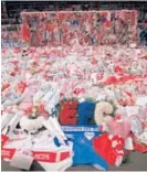  ?? AP ?? El estadio de Liverpool se llenó de arreglos en homenaje a las víctimas los días después de la tragedia.