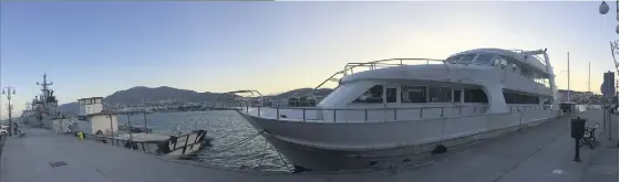  ??  ?? Ce yacht décrépit où s’entassaien­t  réfugiés aurait rapporté plus d’un million d’euros aux passeurs qui l’ont affrété. Il est toujours amarré au port de Mytilène sur le même quai que les navires de la force « Frontex» censés empêcher les passages de...