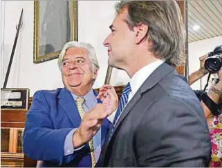  ??  ?? FAMILIA. El presidente Luis Lacalle Pou junto a su padre en la sede del Directorio del Partido Nacional.