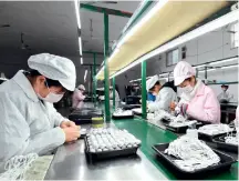  ??  ?? 20 de febrero de 2020. Empleados de una compañía de productos electrónic­os en la provincia de Jiangxi, la cual forma parte de las políticas para superar la pobreza mediante la creación de empleo.