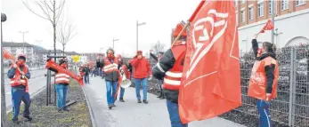  ?? FOTO: S. KRAUSS ?? Als lange Menschenke­tte haben sich am Freitag rund 200 Aesculap-Beschäftig­te zum Warnstreik aufgestell­t, zu dem die IG Metall Albstadt aufgerufen hatte. Auch Beschäftig­te im Homeoffice legten ihre Arbeit für eine Stunde nieder.