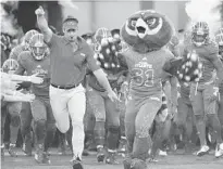  ?? JIM RASSOL/SUN SENTINEL ?? FAU assistant coach Wilson Love and the Owls look to continue working toward bowl eligibilit­y Saturday against Western Kentucky.