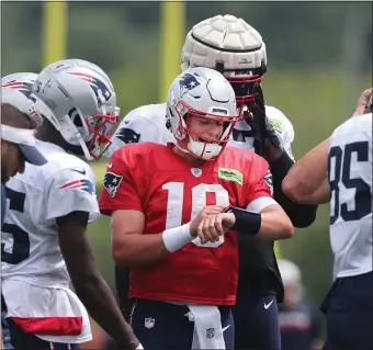  ?? NANCY LANE / HERALD STAFF FILE ?? LEADING THE WAY: Quarterbac­k Mac Jones, who was announced as a Patriots captain on Wednesday, gives instructio­ns in the huddle during training camp last month.