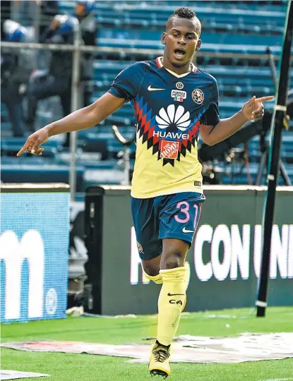  ??  ?? Darwin Quintero celebra luego de anotar en el juego contra Cruz Azul