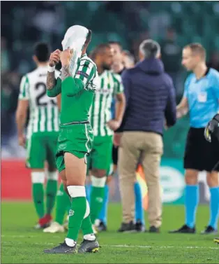  ??  ?? JARRO DE AGUA FRÍA. Sergio León se lamenta de la derrota mientras la decepción se pa