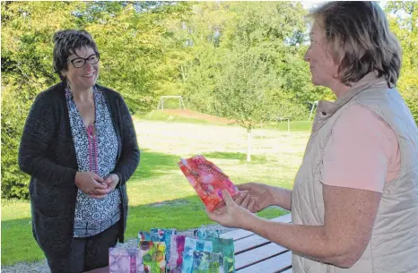  ?? FOTO: JOHANNA MURO ?? Ruth Weidmann (links) tauscht drei selbstgema­chte „Glückstüte­n“mit -Initiatori­n Christine Bauer.