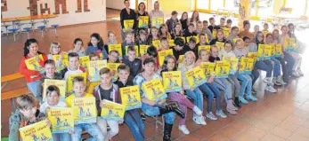  ?? FOTO: REALSCHULE SPAICHINGE­N ?? Die Spaichinge­r Realschüle­r mit ihren nagelneuen Ordnern.