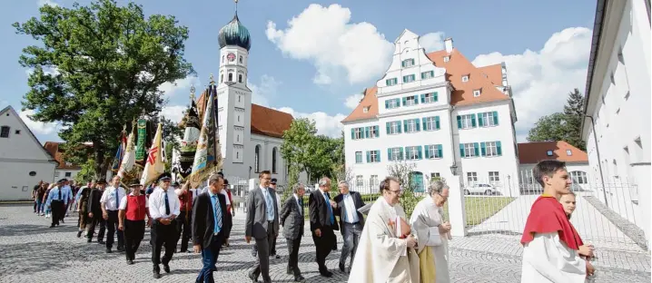  ?? Fotos: Peter Wieser ?? Am Sonntag begannen die Feierlichk­eiten mit einem Festgottes­dienst. Zuvor gab es einen Kirchenzug von der Pfarrkirch­e am Schloss vorbei zum Festzelt. Begleitet wurde dieser von den Fahnenabor­dnungen aller Vereine. Einen guten Draht nach oben hatten die...