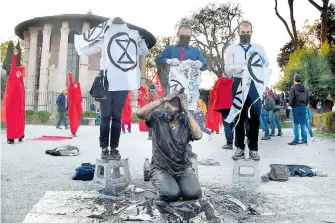  ?? AFP ?? Activistas de Extinction Rebellion intensific­aron sus protestas en Glasgow