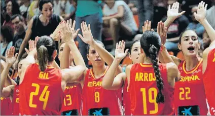  ?? FOTO: EFE ?? Gesto de ánimo de las jugadoras españolas antes del inicio del partido. Las de Mondelo mostraron ambición.