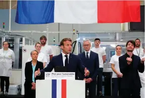  ??  ?? « Helicopter money ». Emmanuel Macron déroule son plan de soutien à la filière automobile, le 26 mai depuis l’usine Valeo d’Etaples-sur-Mer. Un plan estimé à 8 milliards d’euros.