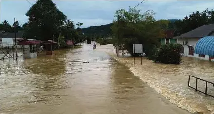  ?? (Foto Zuliaty Zulkiffli/bh) ?? Banjir yang melanda Kampung Tok Kiong di Jitra, semalam.