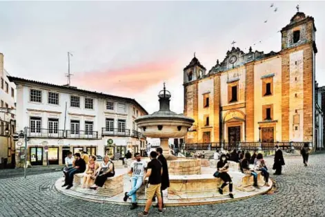  ?? CAMERON HEWITT/RICK STEVES’ EUROPE ?? The 16th-century marble fountain on Evora’s main square was once an important water source. Now it’s a popular hangout for young and old.