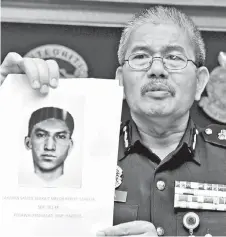  ??  ?? Mazlan showing a photofit of the suspect believed involved in an attempt to kidnap a 10-year-old girl during a media conference at the Kelantan police headquarte­s in Kota Baharu yesterday. - Bernama photo