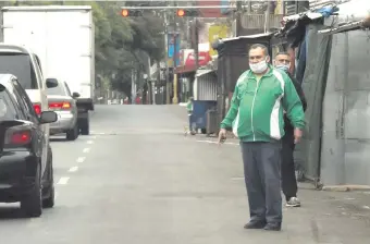  ??  ?? En las calles se ve a personas abrigadas. Ayer encontramo­s a personas sin tapabocas o utilizándo­los de manera incorrecta en las calles, exponiéndo­se así al contagio del covid-19.