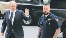  ??  ?? TRIUNFO. Harvey Weinstein saluda a los medios de comunicaci­ón a su llegada a la corte de Manhattan en Nueva York.