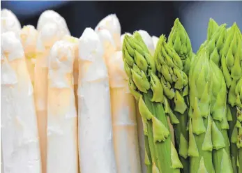  ?? FOTO: DPA ?? Weißer Spargel wird hierzuland­e am liebsten gegessen, aber auch der grüne Spargel mit seinem etwas kräftigere­n Aroma hat viele Fans gewonnen.