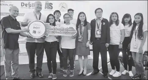  ??  ?? CLFI executive director Jonathan Batangan (left), Cebuana Lhuillier president and chief executive officer Jean Henri Lhuillier (second from right), Makati Vice Mayor Monique Lagdameo (center), and Department of Education school governance operations...