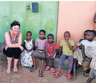  ?? FOTO: MARTINA POPHAL ?? Für Straßenkin­der in der Hauptstadt Ugandas (Kampala) will Martina Pophal ein Artist-Center aufbauen. Dort sollen die Kinder einen Ort haben, an dem sie sich austoben und Kind sein können.