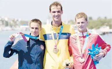  ??  ?? MANUEL HUERTA muestra la medalla de plata que ganó para EE.UU. en los Juegos Panamerica­nos.