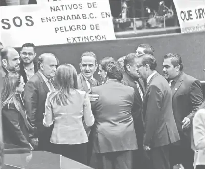  ??  ?? Sesión en la Cámara de Diputados en que se aprobó el Presupuest­o de Egresos de la Federación para 2018, que concluyó la madrugada del jueves ■ Foto Yazmín Ortega Cortés