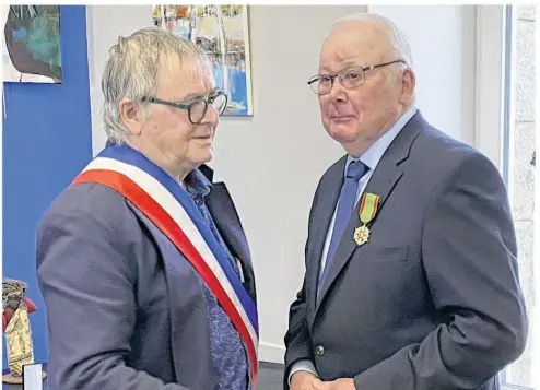  ?? ?? SAINT-CARREUC. Georges Corduan reçoit la croix de chevalier du mérite agricole des mains de Régis Lancien, maire-adjoint de Saint-Carreuc. Michel Colin