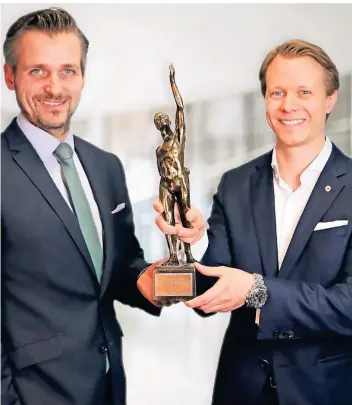  ?? FOTO: PFLITSCH ?? Die beiden geschäftsf­ührenden Gesellscha­fter der Firma Pflitsch, Roland Lenzing (l.) und Mathias Stendtke, mit der 5,4 Kilogramm schweren Statue als sichtbare Anerkennun­g für den Großen Preis des Mittelstan­ds.