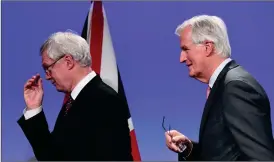  ?? FOTO: AFP/
LEHTIKUVA/EMMANUEL DUNAND ?? HOPPFULLA? Brexitmini­stern David Davis och EU:s chefsförha­ndlare Michel Barnier säger att de tar avgörande steg framåt i förhandlin­garna.