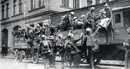  ??  ?? EL FIASCO ESTÁ SERVIDO. En 1923, Hitler se enfrentó al poder establecid­o, la República de Weimar, en lo que fue llamado el Putsch de Múnich, pero no logró su objetivo y fue encarcelad­o. En la foto, los golpistas en las calles de la capital bávara.