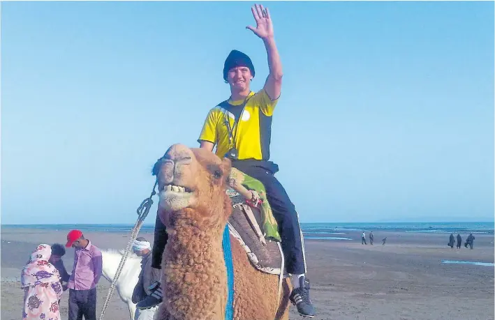  ??  ?? Exótico. Carlos Leeb, hoy de 49 años, pasea en camello por tierras iraníes, vestido para dirigir un entrenamie­nto de su equipo. Una de las particular­idades de una vida extraña.