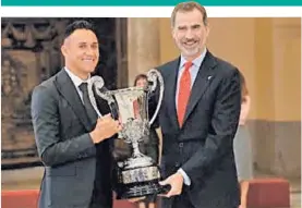  ?? TOMADO DE INSTAGRAM. ?? Rey Felipe VI le entregó el premio al tico.