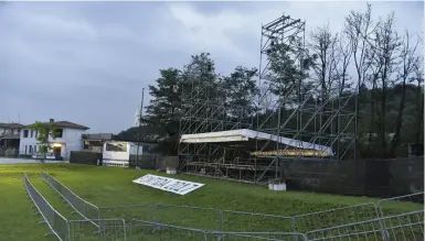  ??  ?? Il cantiere Il palco per il raduno leghista sul pratone di Pontida. Ieri pomeriggio sono iniziate le operazioni di montaggio della struttura