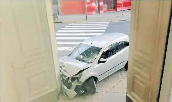  ??  ?? Así quedó el auto. El Chevrolet Agile de Leonardo Ricardo Scola, incrustado en el ingreso a la guardia del Hospital de Niños, sobre Paraguay.