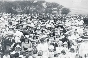  ??  ?? ●● Crowds in Moorlands Park, Bacup, at the 1919 Peace Procession when over 5,000 children received Peace Medals.
