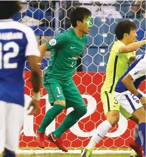  ??  ?? A laser appears to have been shone in the face of the Urawa Reds keeper. (Sponichi)