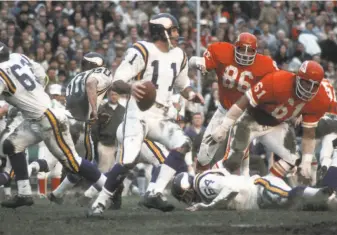  ?? Focus On Sport / Getty Images 1970 ?? Vikings quarterbac­k Joe Kapp drops back to pass against the Chiefs during Super Bowl IV in January 1970. Kansas City, a 13point underdog, won 237 at Tulane Stadium in New Orleans.