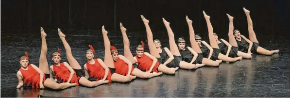  ?? Foto: Stefan Scherer ?? Die Choreogrup­pe des TSV Diedorf tanzte sich mit einer tollen Darbietung bei der Weltmeiste­rschaft in Porec auf das Treppchen. Von links Patricia Schwarzhol­z, Franziska Wagner, Sarah Wenzl, Nadine Haas, Teresa Kaufer, Alina Eser, Melina Apweiler, Sarah...