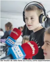  ??  ?? Ser locutor de radio tiene sus trucos, como experiment­aro