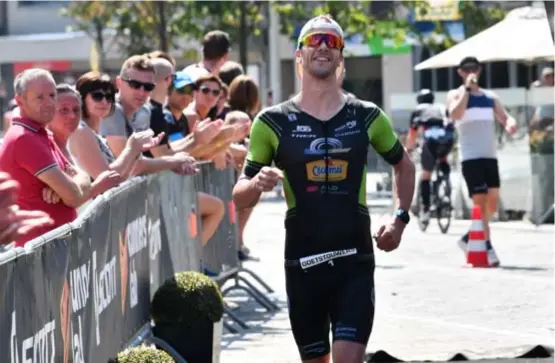  ?? FOTO MARC VAN HECKE ?? Stenn Goetstouwe­rs is de grootste naam die deel uitmaakt van het Athletes for Hope-project. “Stenn hoopt zich dit jaar te kwalificer­en voor de Ironman van Hawaï”, zegt Marc Herremans.