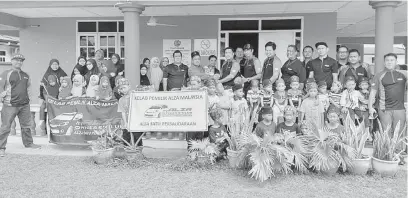  ??  ?? PRIHATIN: Ahli MAOC menyampaik­an sumbangan kepada Zulkifli Mezalan daripada Pusat Jagaan Anak Kesayangan Kami.