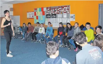  ?? FOTO: GISELA SGIER ?? Die Fünftkläss­ler der Klasse 5c des Hans-Multscher-Gymnasiums werden am Mittwoch unter der Leitung von Léa Lucille Marchal, Lektorin bei France Mobil (links), spielerisc­h an die französisc­he Sprache und Kultur herangefüh­rt.